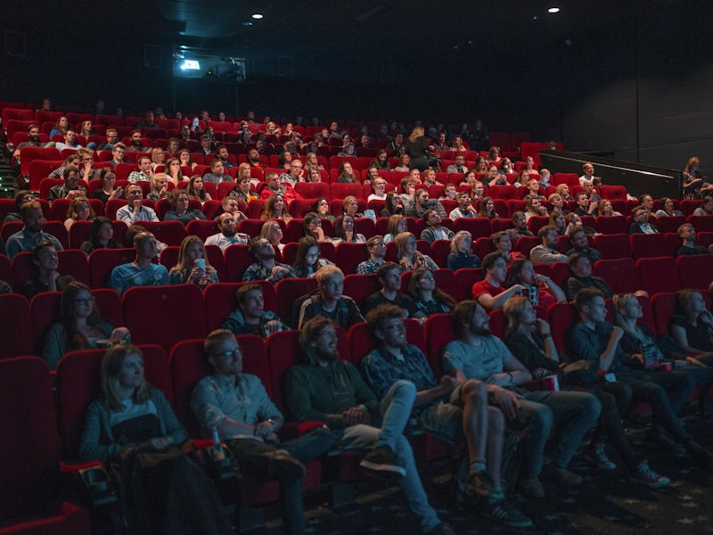 科幻电影《异星觉醒》海报，宇航员在陌生星球上