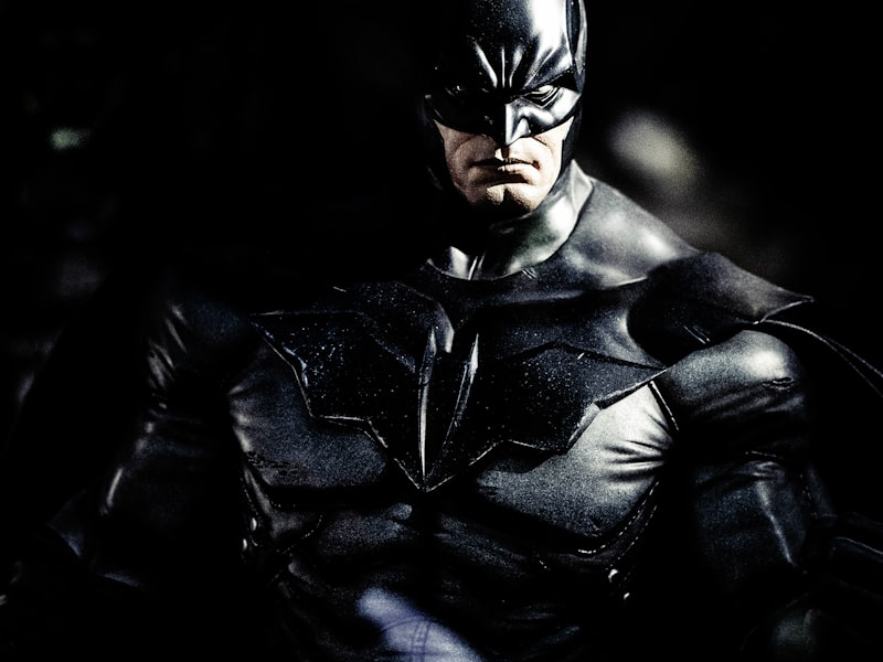 科幻巨制《星际远征》海报，飞船航行在浩瀚星云中