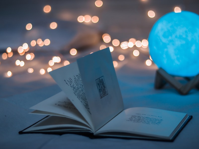 古装剧《凤舞九天》海报，女主角身着华服在宫殿前