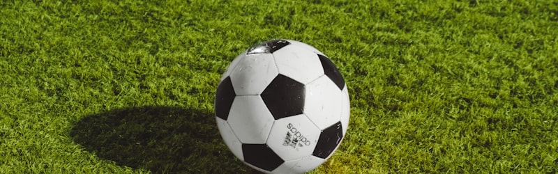 足球比赛精彩瞬间：球员射门